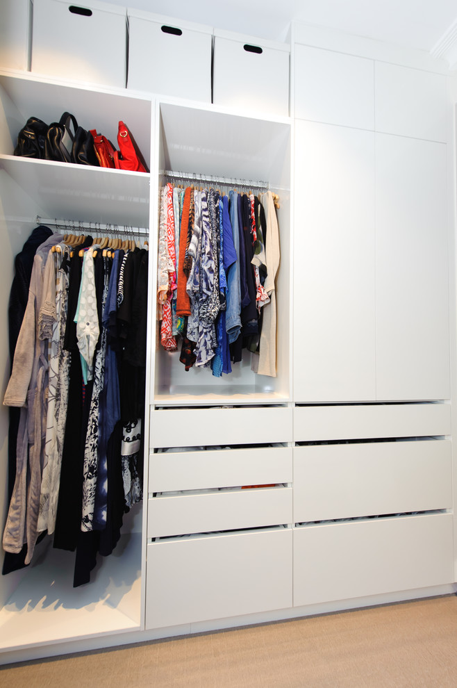 Diseño de armario vestidor unisex moderno pequeño con armarios con paneles lisos y puertas de armario blancas