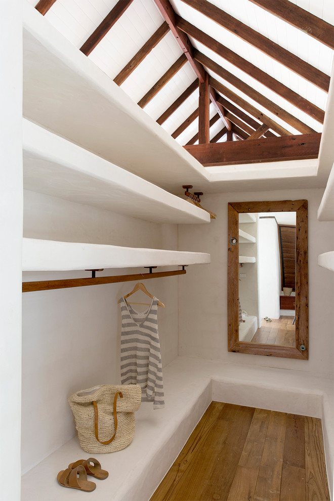 На фото: гардеробная комната в морском стиле с открытыми фасадами, паркетным полом среднего тона и коричневым полом с