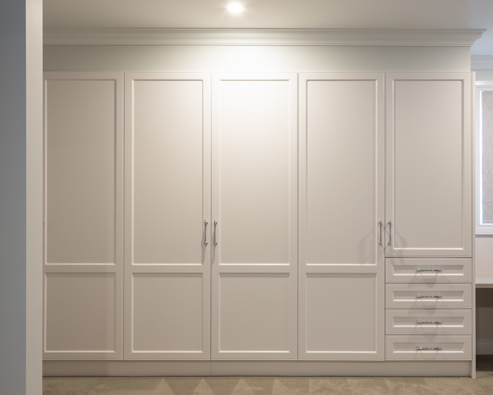Стильный дизайн: шкаф в нише среднего размера в морском стиле с фасадами в стиле шейкер, белыми фасадами, ковровым покрытием и бежевым полом - последний тренд