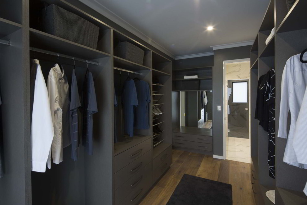 На фото: гардеробная комната среднего размера, унисекс в стиле модернизм с открытыми фасадами с