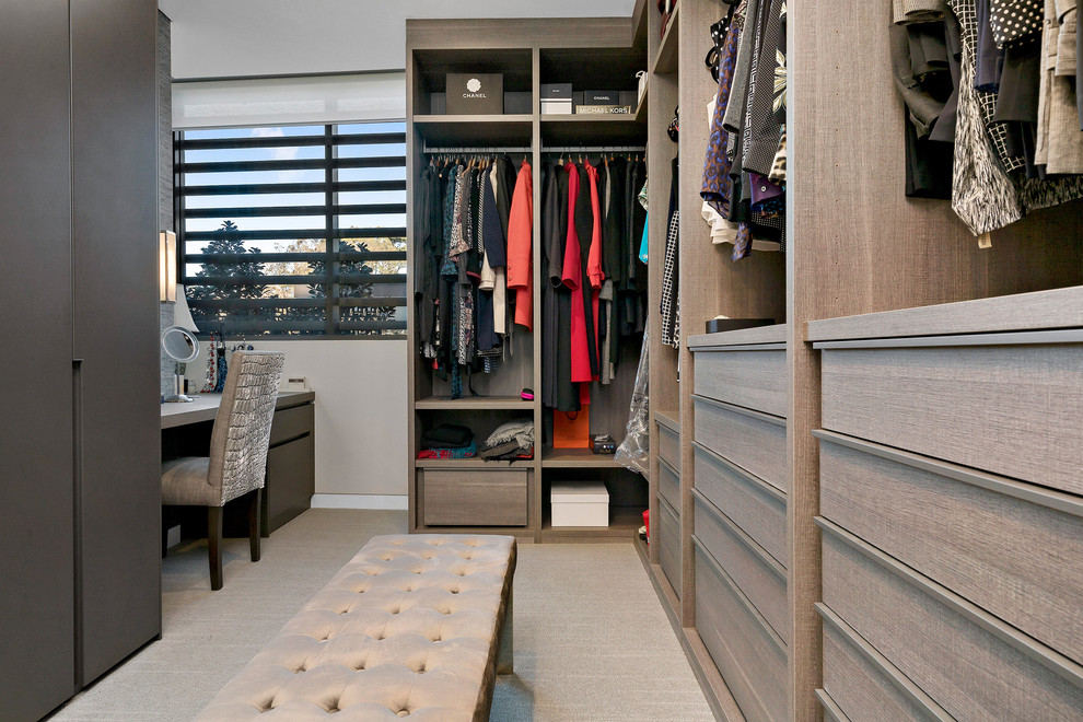 Großer Moderner Begehbarer Kleiderschrank mit offenen Schränken, hellbraunen Holzschränken, Teppichboden und grauem Boden in Sydney