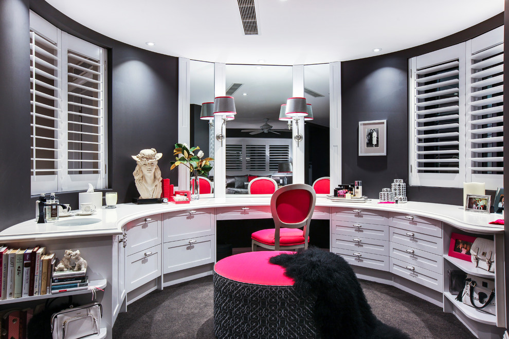 Modernes Ankleidezimmer mit weißen Schränken und Schrankfronten im Shaker-Stil in Gold Coast - Tweed