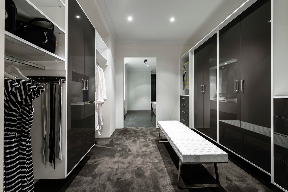 Neutrales Modernes Ankleidezimmer mit Ankleidebereich, flächenbündigen Schrankfronten, grauen Schränken und Teppichboden in Perth