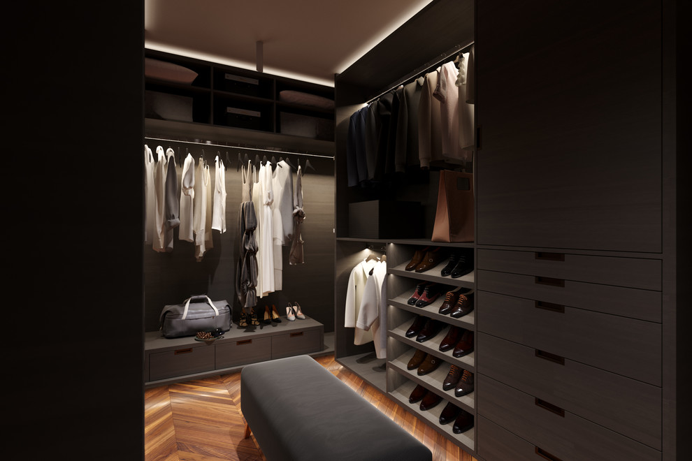 Diseño de vestidor unisex minimalista de tamaño medio con armarios abiertos, puertas de armario de madera en tonos medios y suelo de madera oscura