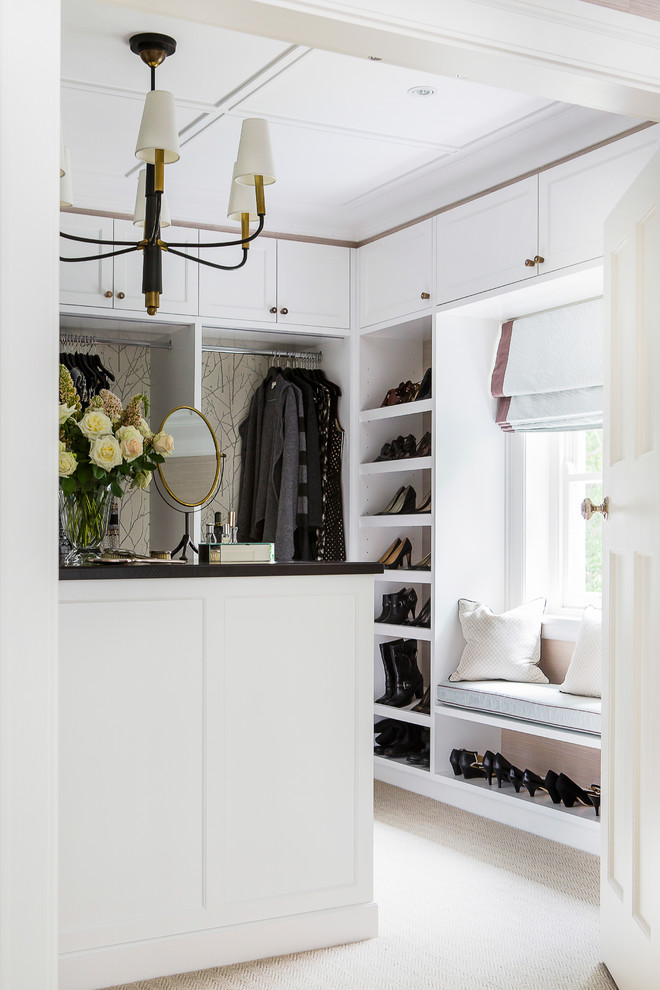 Стильный дизайн: гардеробная комната в классическом стиле с фасадами в стиле шейкер, белыми фасадами, ковровым покрытием и бежевым полом для женщин - последний тренд