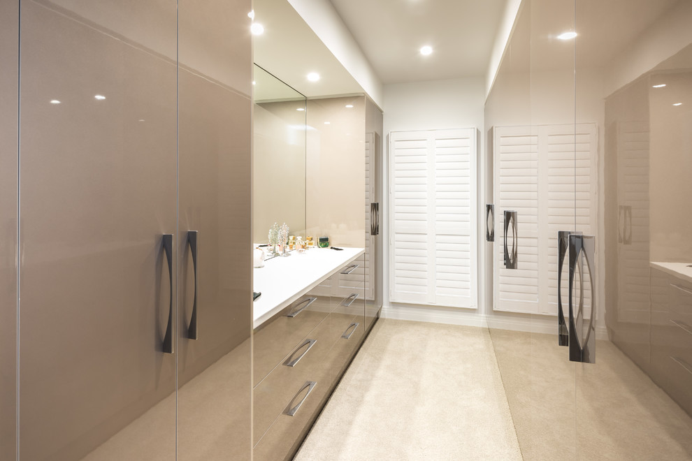 Imagen de cuarto de baño actual de tamaño medio con armarios con paneles lisos y puertas de armario marrones