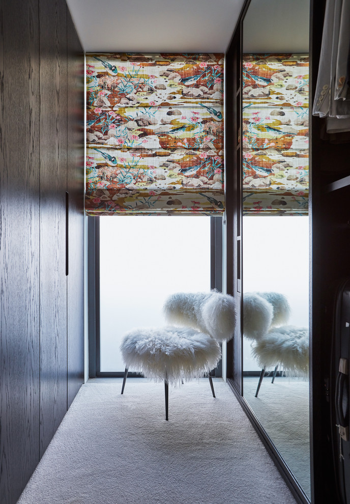 シドニーにあるラグジュアリーな小さなコンテンポラリースタイルのおしゃれなウォークインクローゼット (ガラス扉のキャビネット、濃色木目調キャビネット、カーペット敷き、白い床) の写真