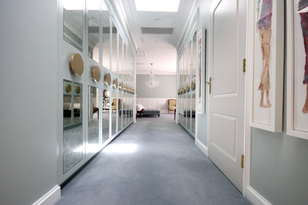 Großes, Neutrales Klassisches Ankleidezimmer mit Ankleidebereich, Glasfronten, blauen Schränken, braunem Holzboden und grauem Boden in Sydney