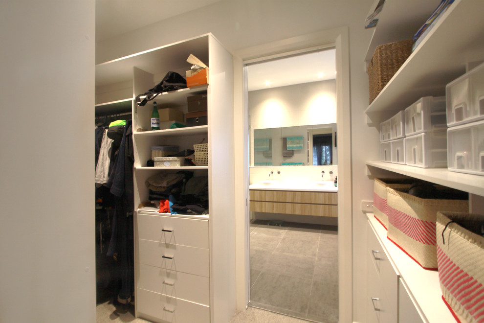 Diseño de armario vestidor unisex minimalista de tamaño medio con armarios con paneles lisos, puertas de armario blancas, moqueta y suelo gris