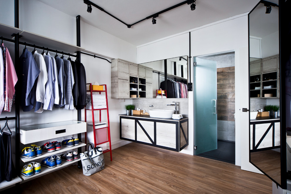 Foto di uno spazio per vestirsi per uomo minimal con ante lisce, ante con finitura invecchiata, pavimento in legno massello medio e pavimento marrone