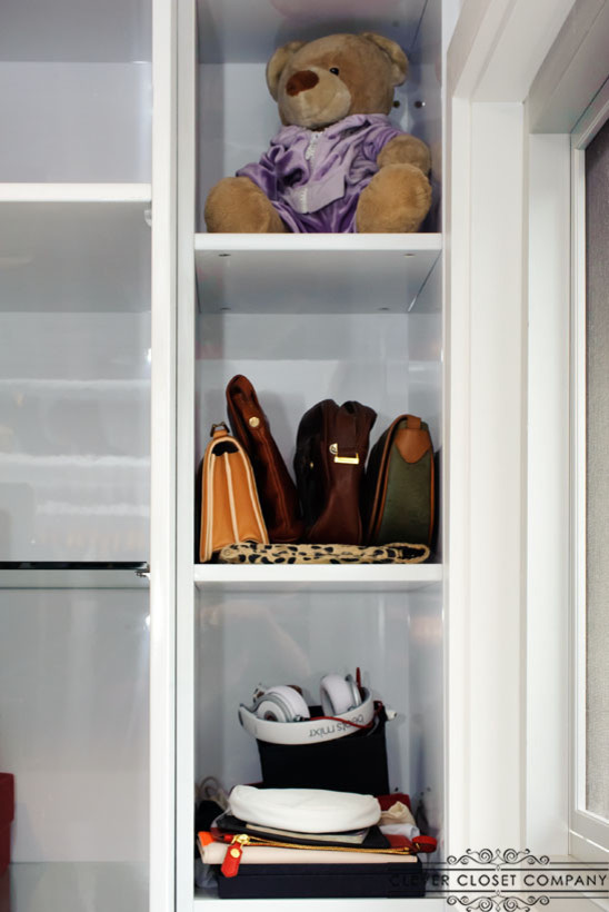 Imagen de armario vestidor de mujer contemporáneo grande con armarios abiertos