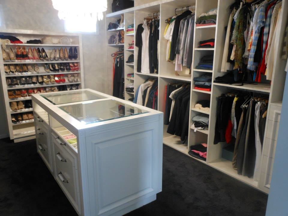 Foto de armario vestidor unisex tradicional de tamaño medio con puertas de armario blancas y moqueta