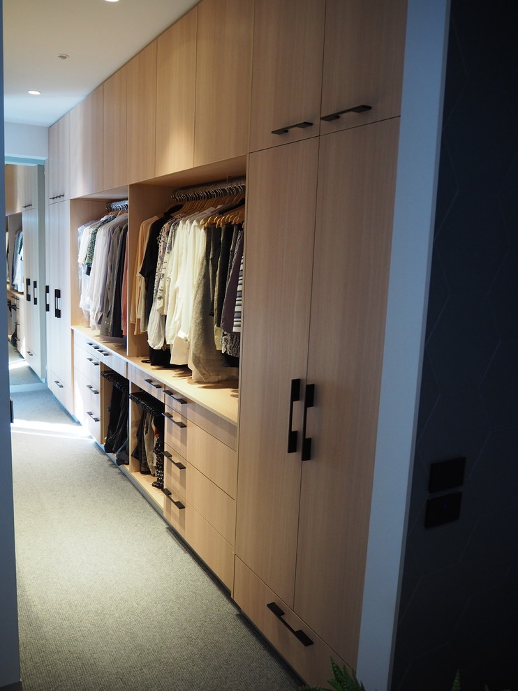 Mittelgroßer, Neutraler Moderner Begehbarer Kleiderschrank mit hellen Holzschränken und Teppichboden in Melbourne
