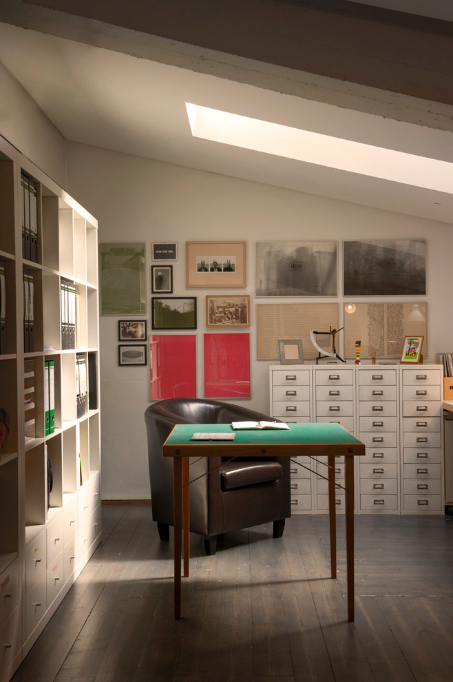 Idee per un piccolo atelier design con pareti bianche, parquet scuro e scrivania autoportante