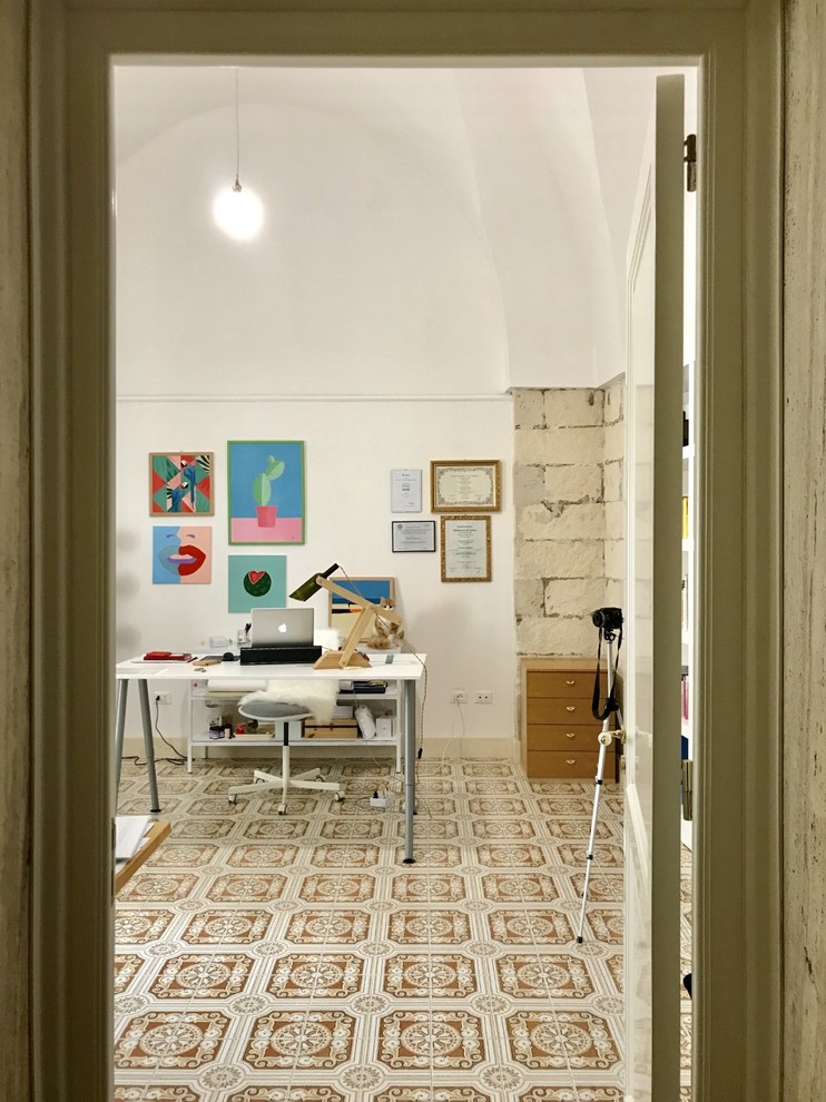 Exempel på ett mellanstort medelhavsstil hemmastudio, med vita väggar, klinkergolv i keramik, ett fristående skrivbord och flerfärgat golv