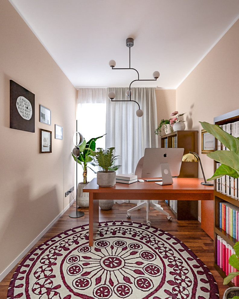 Diseño de despacho contemporáneo pequeño con paredes rosas, suelo de madera oscura y escritorio independiente