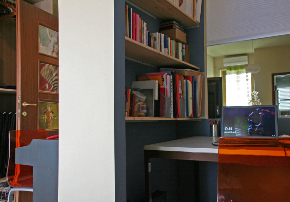 トゥーリンにあるお手頃価格の小さなコンテンポラリースタイルのおしゃれなホームオフィス・書斎 (ライブラリー、青い壁、自立型机) の写真