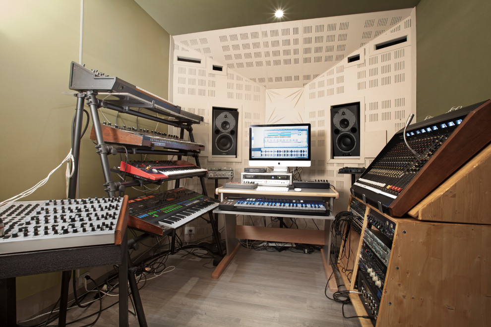 Cette image montre un bureau design de type studio avec un mur vert, un sol en bois brun, un bureau indépendant et un sol gris.