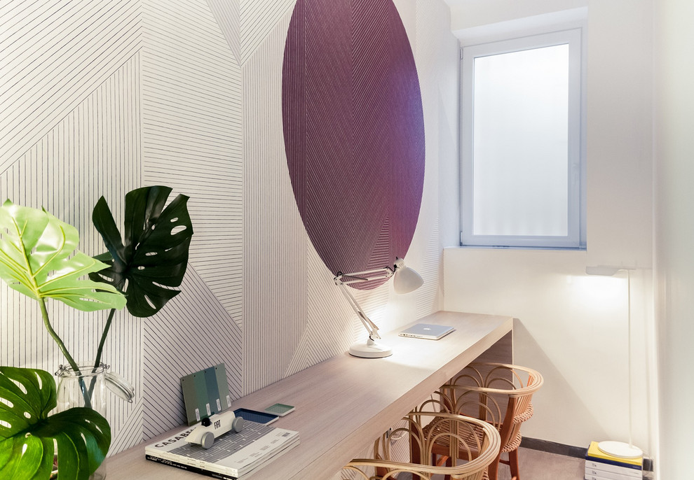 Idee per un ufficio contemporaneo di medie dimensioni con pareti beige, scrivania autoportante, pavimento beige e pavimento in gres porcellanato