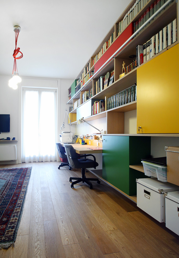 Свежая идея для дизайна: кабинет в стиле фьюжн - отличное фото интерьера