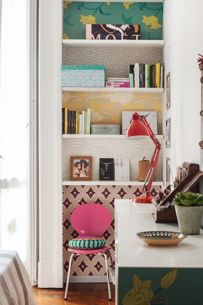 Idee per un ufficio boho chic con pareti multicolore, pavimento in legno massello medio e scrivania autoportante