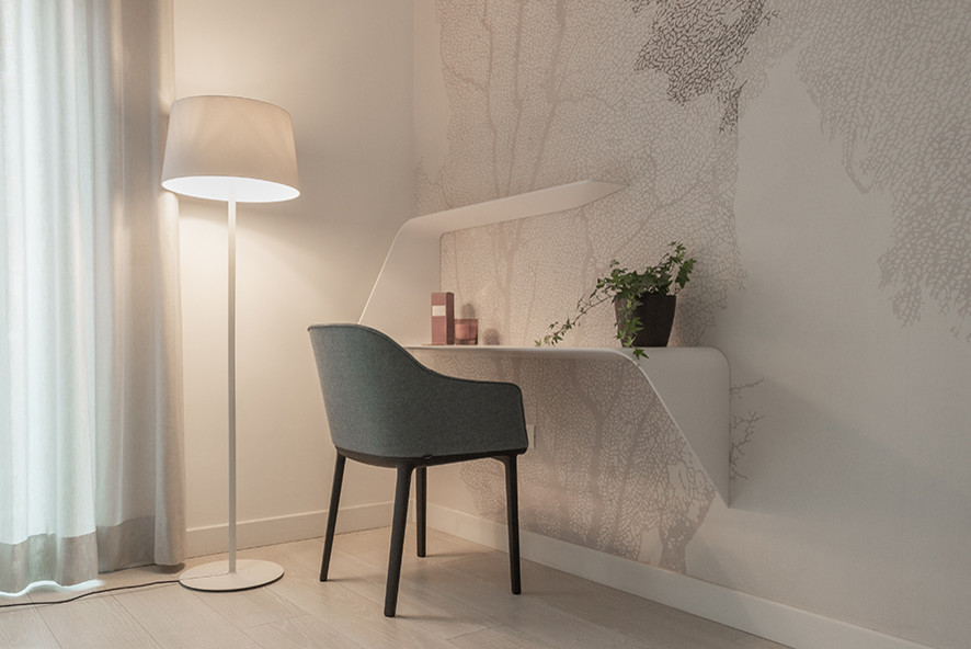 Inspiration för ett mellanstort funkis hemmastudio, med beige väggar, laminatgolv och ett fristående skrivbord
