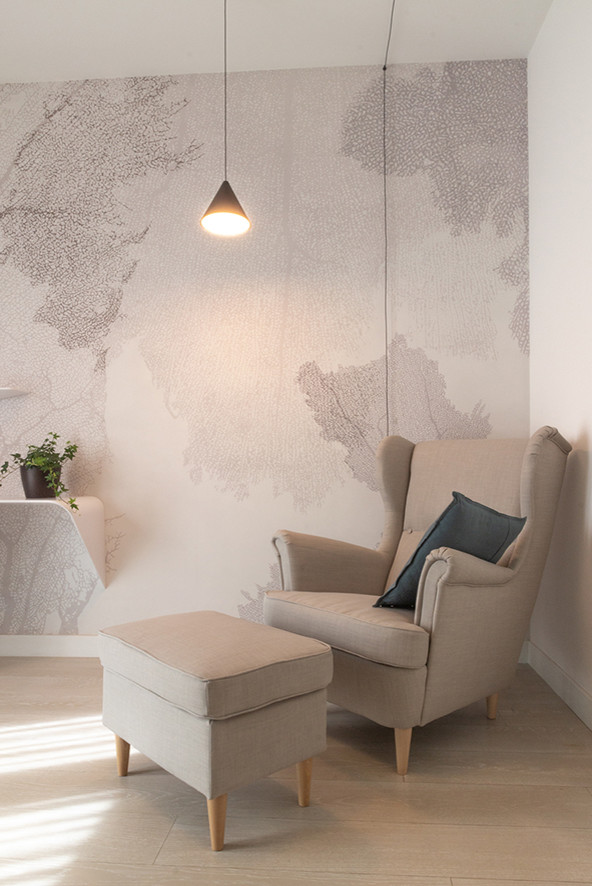 Mittelgroßes Modernes Arbeitszimmer mit Studio, beiger Wandfarbe, Laminat und freistehendem Schreibtisch in Rom