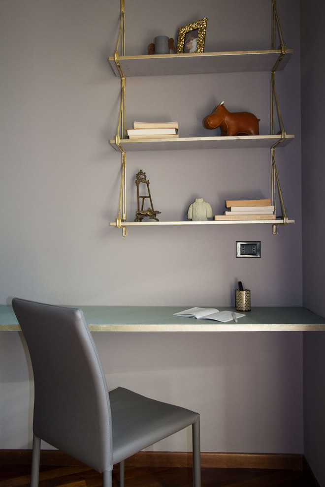 Imagen de sala de manualidades moderna pequeña con suelo de madera en tonos medios, escritorio independiente, suelo marrón y paredes grises