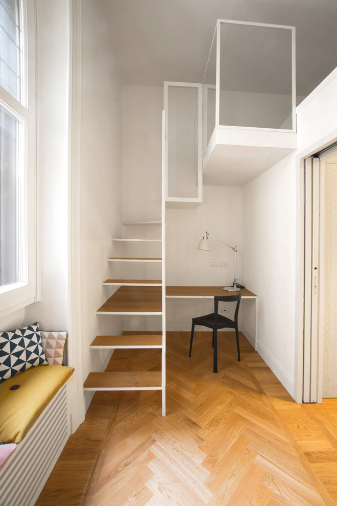 Idéer för att renovera ett litet funkis hemmastudio, med vita väggar, mellanmörkt trägolv, ett fristående skrivbord och orange golv