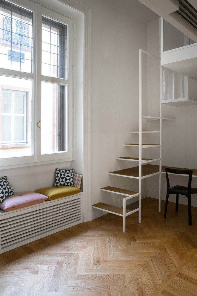 Aménagement d'un petit bureau contemporain de type studio avec un mur blanc, un sol en bois brun et un bureau indépendant.