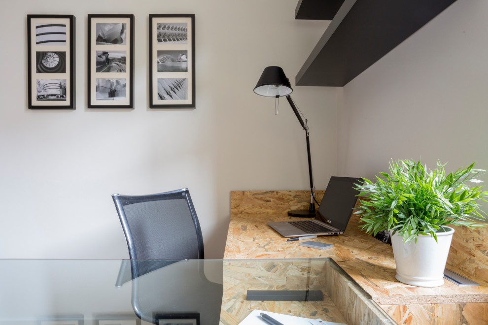 Immagine di un atelier design di medie dimensioni con pareti grigie, parquet chiaro e scrivania autoportante