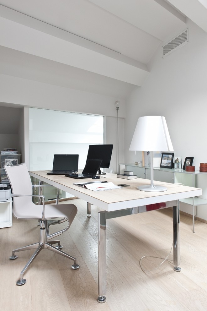 Réalisation d'un grand bureau design avec un mur blanc, parquet clair et un bureau indépendant.