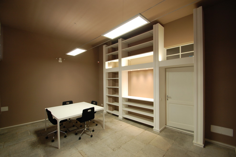 Inspiration för ett stort funkis arbetsrum, med ett bibliotek, bruna väggar, kalkstensgolv, ett fristående skrivbord och grått golv