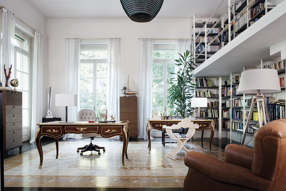 Ispirazione per uno studio chic con libreria, pareti bianche, scrivania autoportante e pavimento beige
