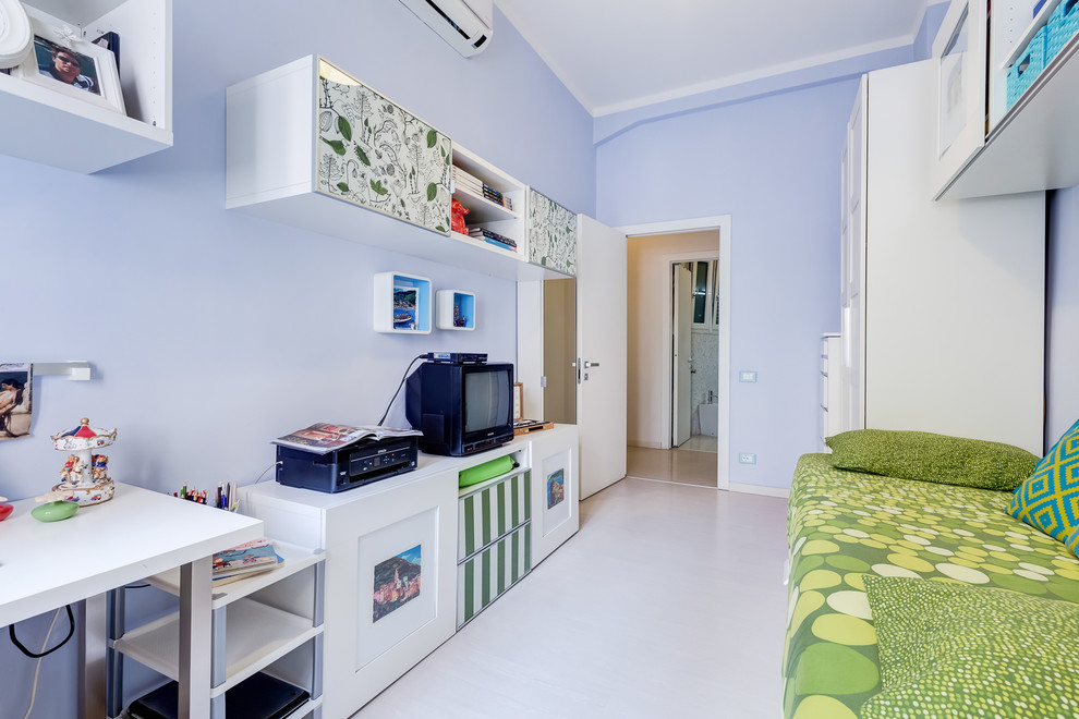 На фото: кабинет среднего размера в стиле модернизм с разноцветными стенами, полом из ламината и бежевым полом с