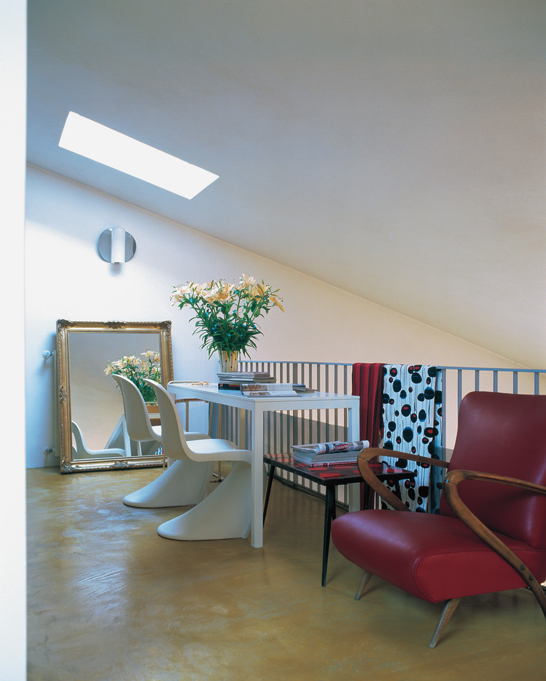 Пример оригинального дизайна: рабочее место в стиле фьюжн с белыми стенами, бетонным полом, отдельно стоящим рабочим столом и коричневым полом