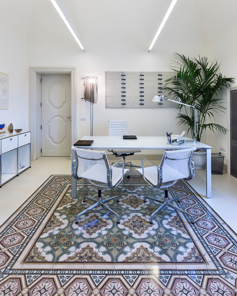 Inspiration for a modern home office in Bari.