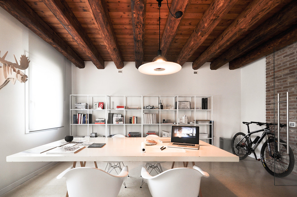 Foto di un grande ufficio design con pareti bianche, pavimento in cemento, nessun camino, scrivania autoportante e pavimento grigio