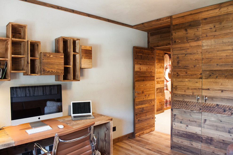 Foto di un atelier stile rurale di medie dimensioni con pareti multicolore, nessun camino, scrivania autoportante e pavimento in legno massello medio