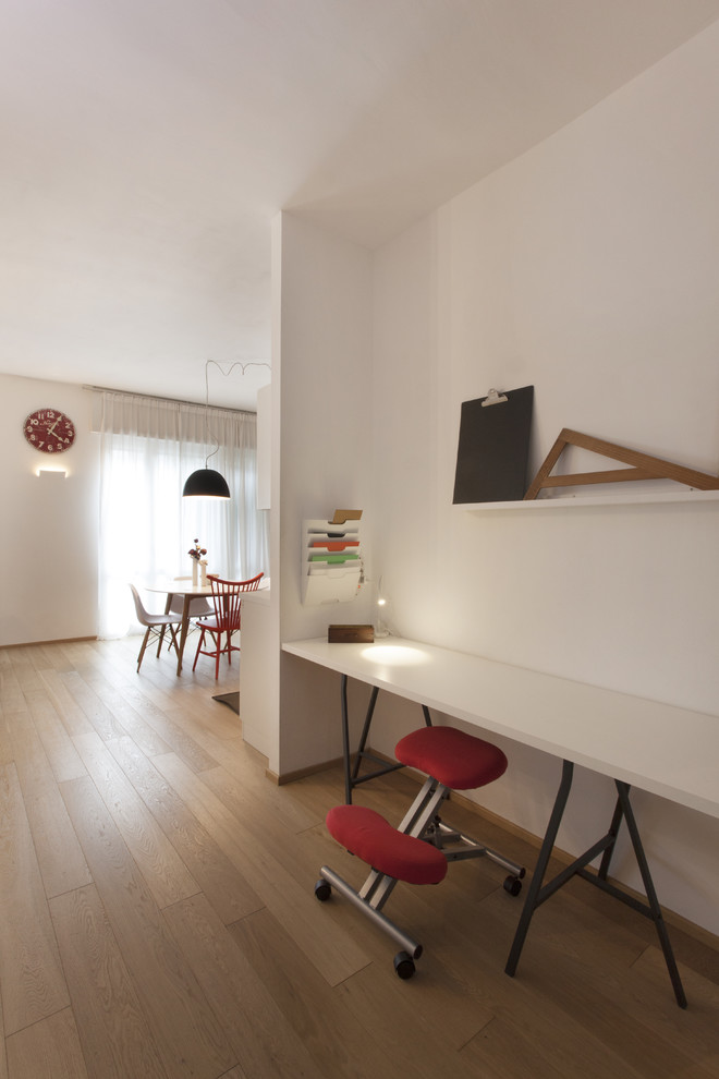 Idee per un piccolo atelier design con pareti bianche, pavimento in legno massello medio e scrivania autoportante