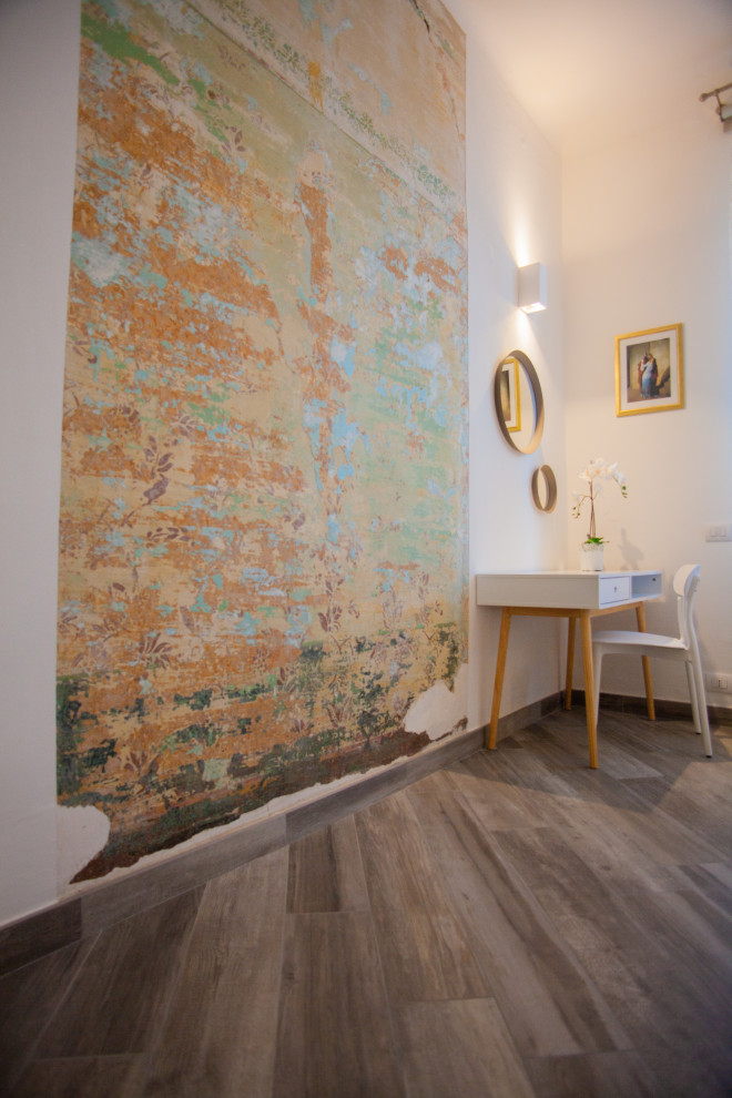 Cette photo montre un petit bureau tendance avec un mur blanc, un sol en carrelage de porcelaine et un sol multicolore.
