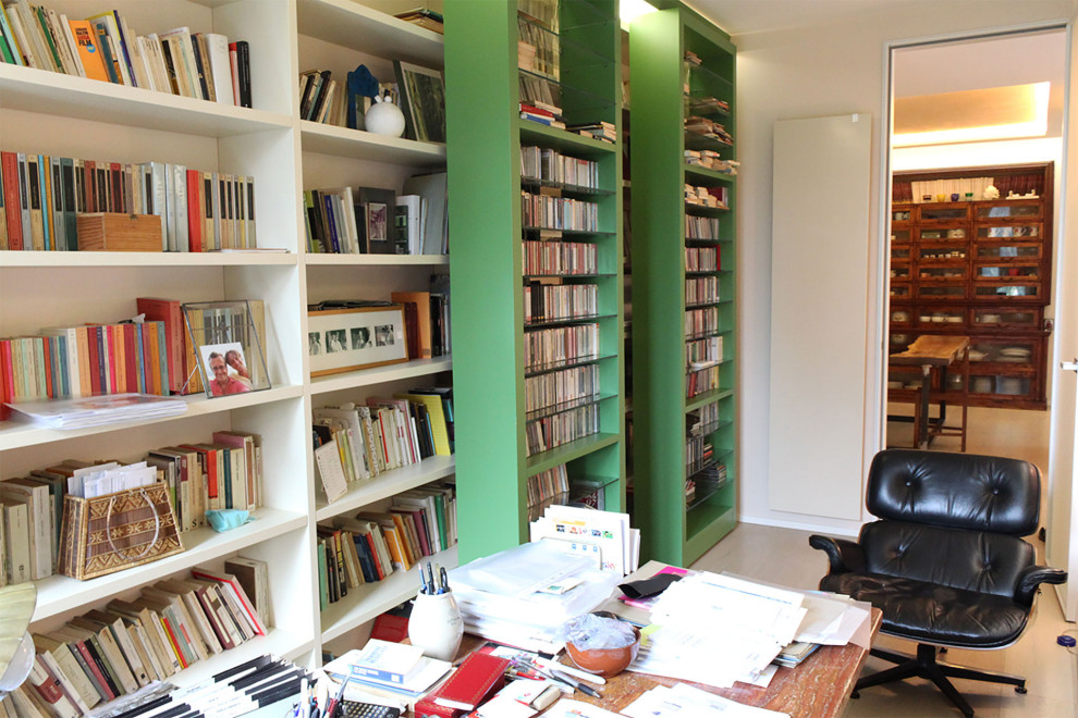 Kleines Stilmix Arbeitszimmer ohne Kamin mit Studio, beiger Wandfarbe, hellem Holzboden, freistehendem Schreibtisch, beigem Boden, Kassettendecke und vertäfelten Wänden in Mailand