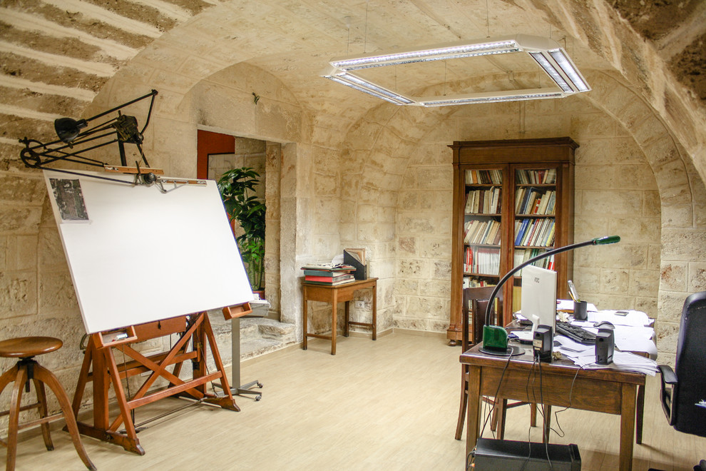 Medelhavsstil inredning av ett hemmastudio, med ett fristående skrivbord