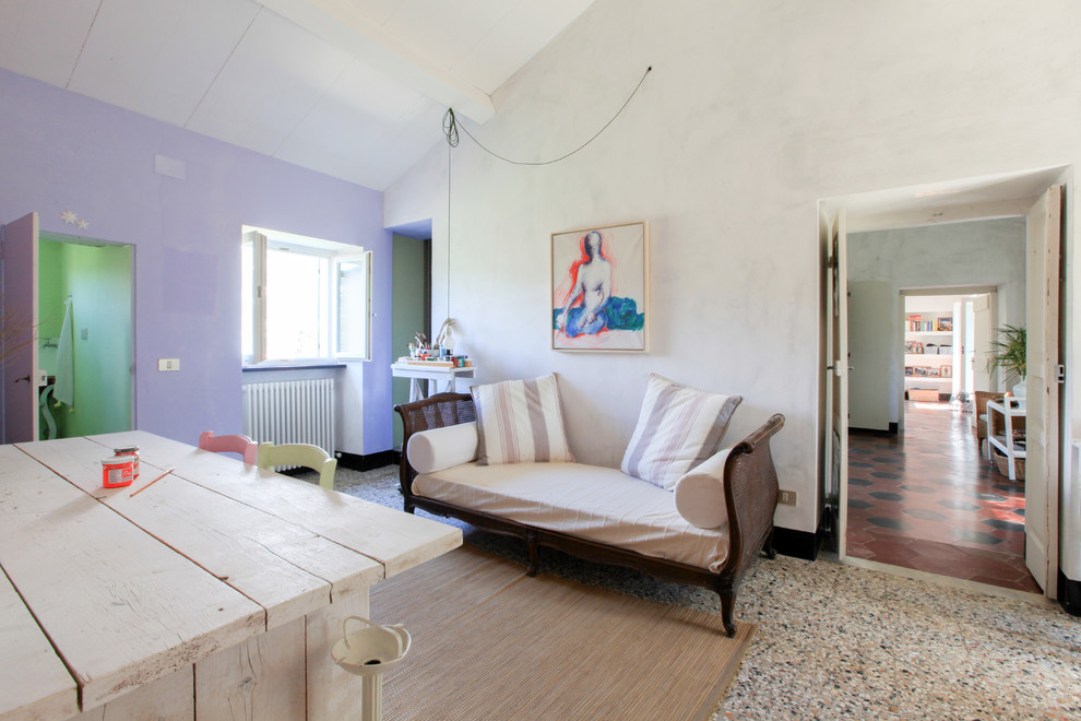 Esempio di una stanza da lavoro mediterranea con pareti bianche, pavimento in cemento, scrivania autoportante e pavimento beige
