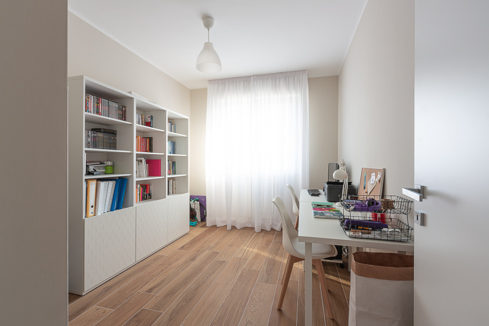 Aménagement d'un bureau scandinave de taille moyenne et de type studio avec un mur beige, un sol en carrelage de porcelaine et un bureau indépendant.