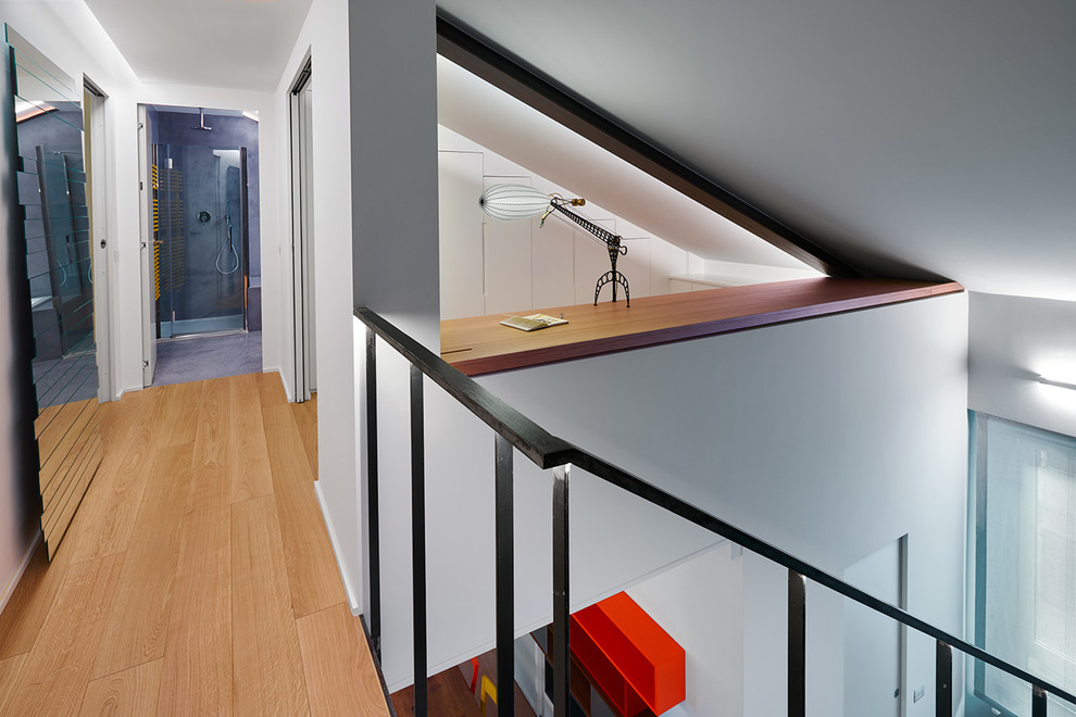 Cette photo montre un petit bureau tendance de type studio avec un mur gris, parquet clair et un bureau intégré.