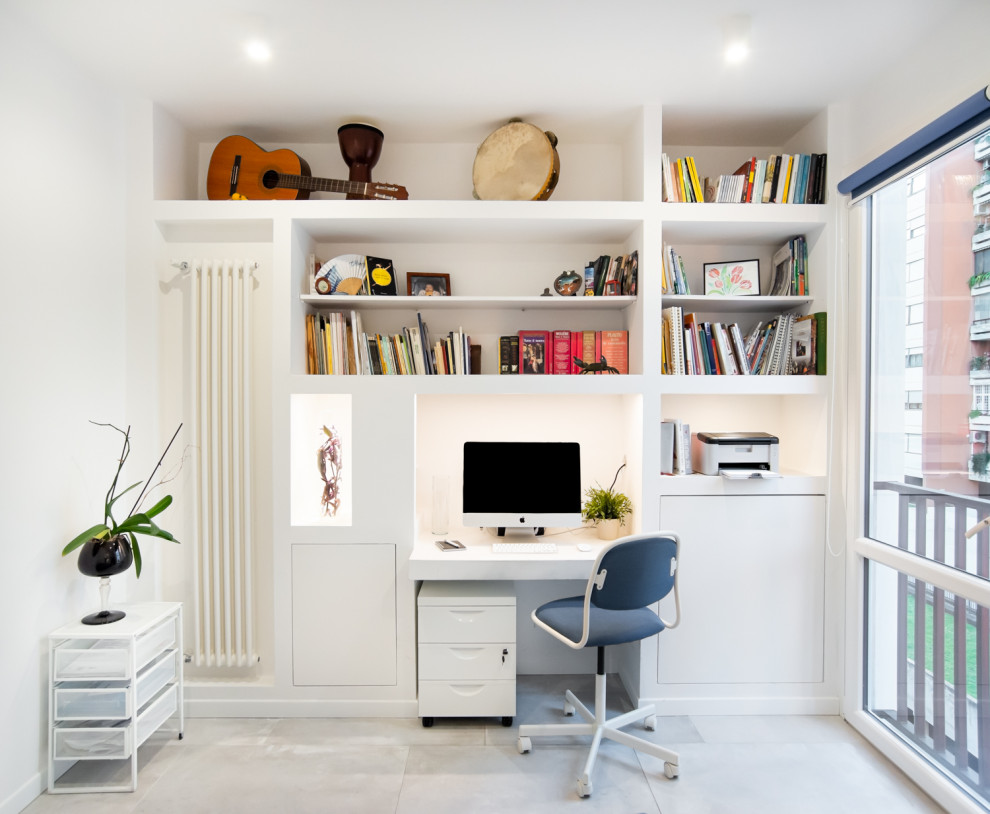 Ispirazione per un piccolo studio design con libreria, pareti bianche e scrivania incassata