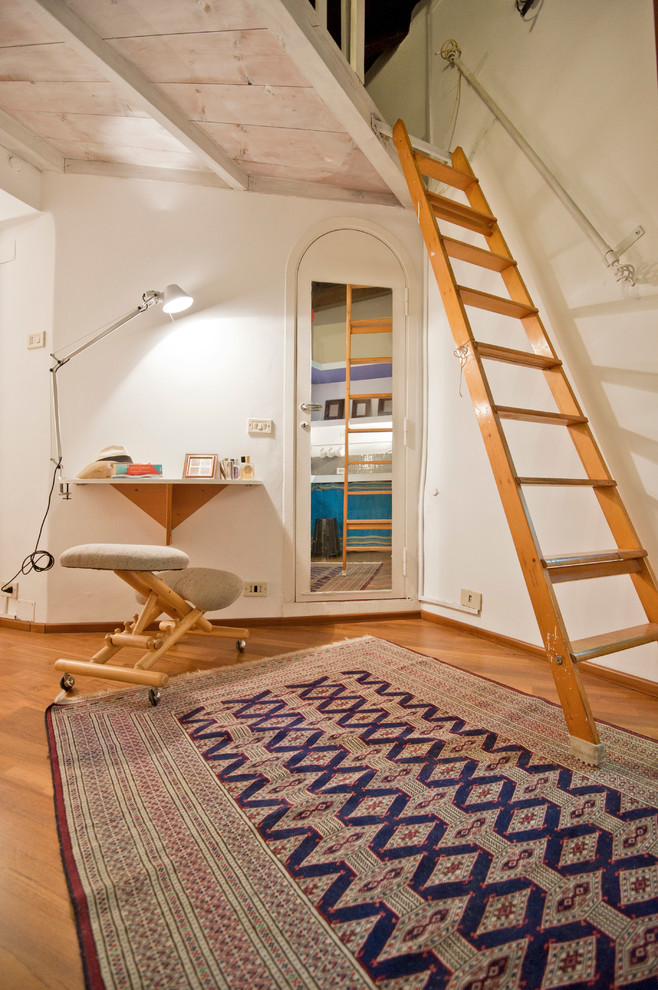 Foto di uno studio design con pareti bianche e pavimento in legno massello medio