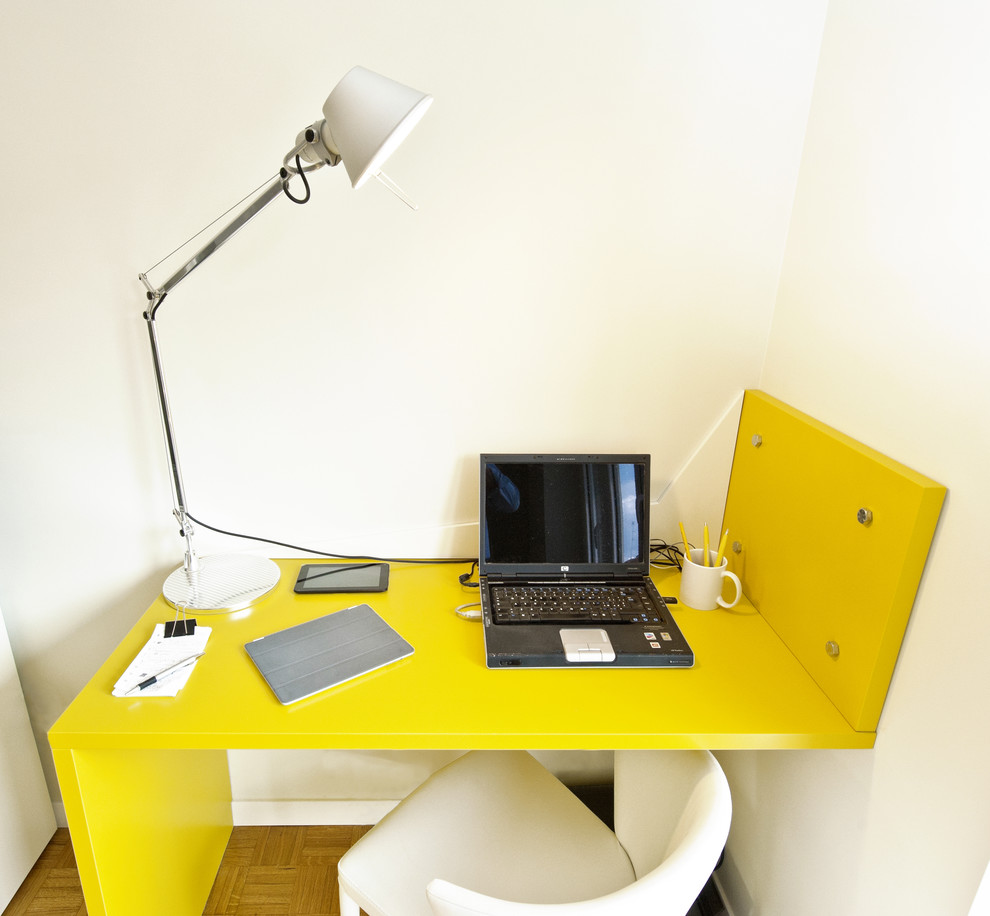 This is an example of a contemporary home office in Rome.