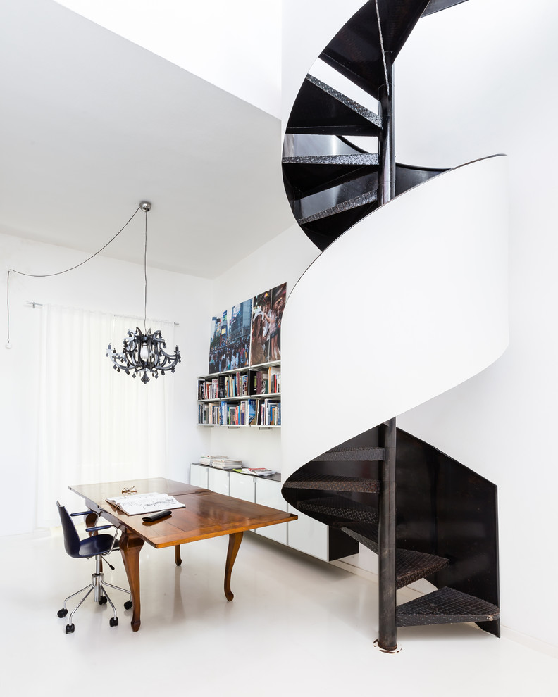 Esempio di un atelier minimal di medie dimensioni con pareti bianche, scrivania autoportante e pavimento bianco
